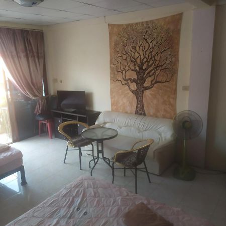 Artem'S Guesthouse Jomtien Beach Exterior photo
