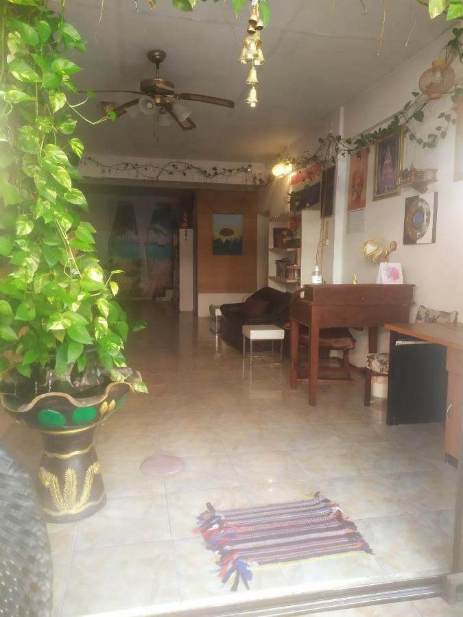 Artem'S Guesthouse Jomtien Beach Exterior photo