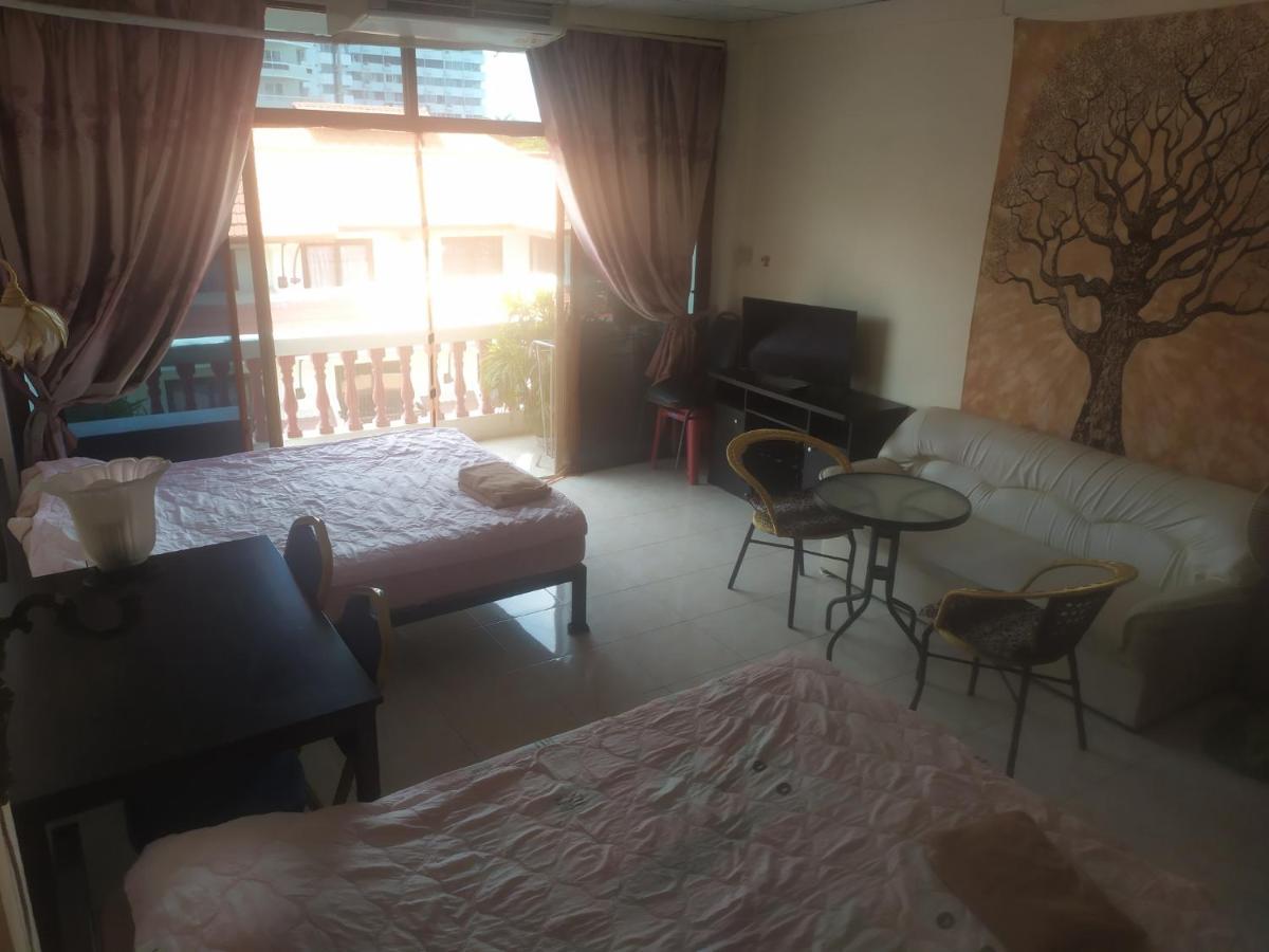 Artem'S Guesthouse Jomtien Beach Exterior photo