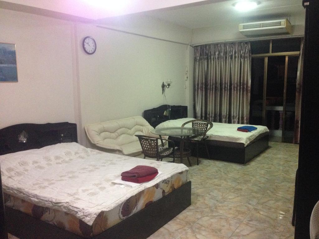 Artem'S Guesthouse Jomtien Beach Exterior photo