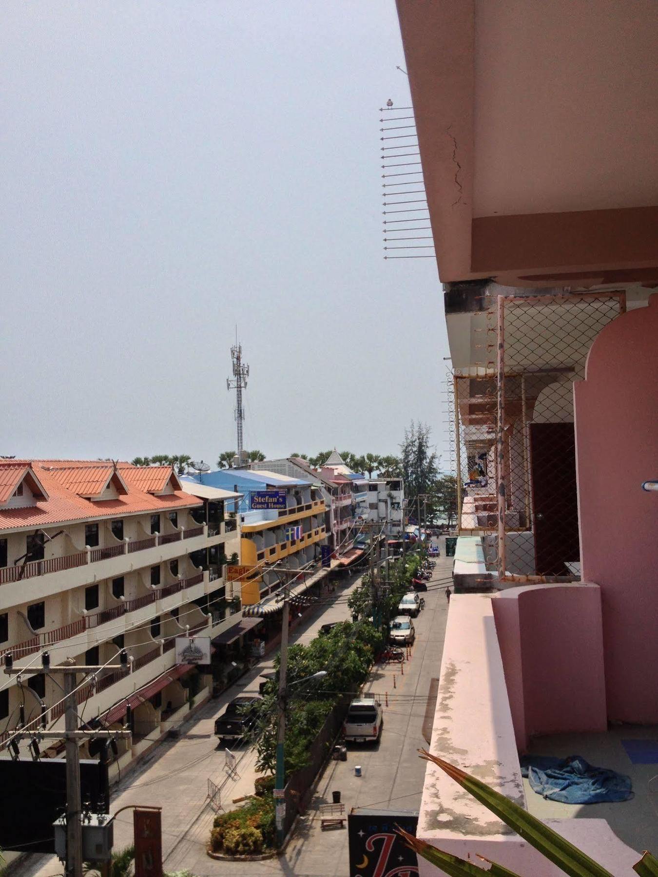 Artem'S Guesthouse Jomtien Beach Exterior photo