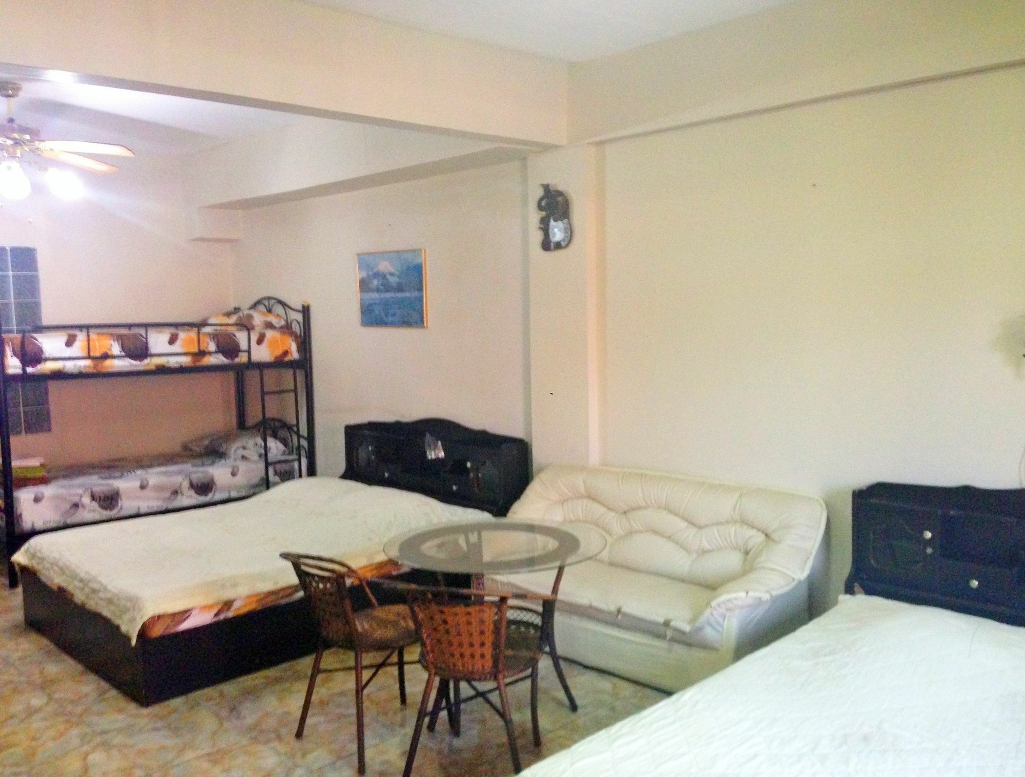 Artem'S Guesthouse Jomtien Beach Exterior photo